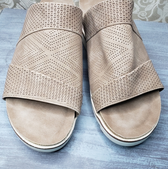 Natural Reflections "Constance" Tan Open-toed Wedge Mules Size 8. (SL2) - Picture 4 of 10